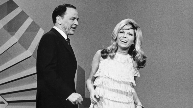 Frank Sinatra et sa fille Nancy Sinatra sur scène