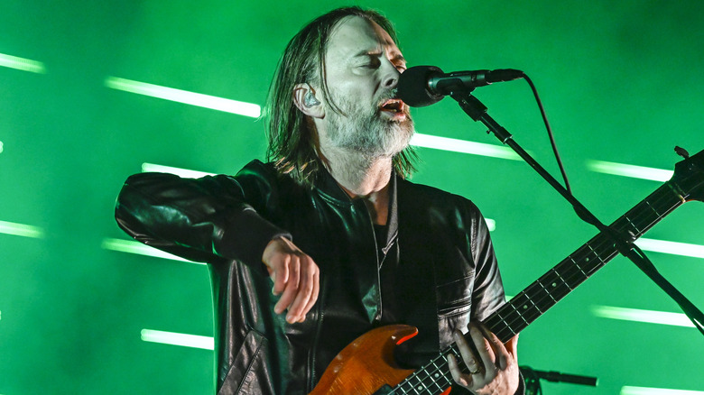 Thom Yorke jouant de la guitare sur scène
