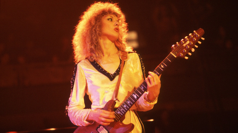 Nancy Wilson du groupe Heart jouant de la guitare en concert