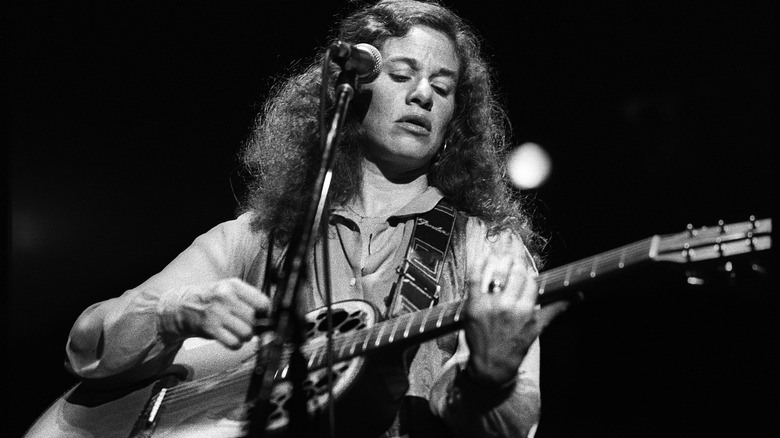 Carole King jouant de la guitare sur scène