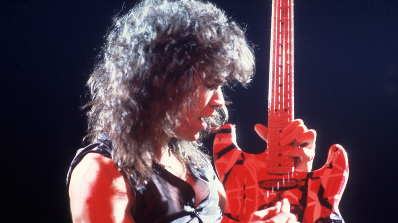 Eddie Van Halen jouant de la guitare dans les années 70