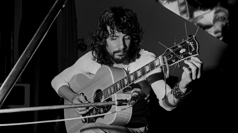 Cat Stevens accordant sa guitare