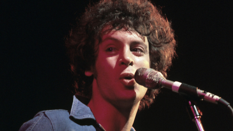 Eric Carmen des Raspberries chantant sur scène dans les années 70