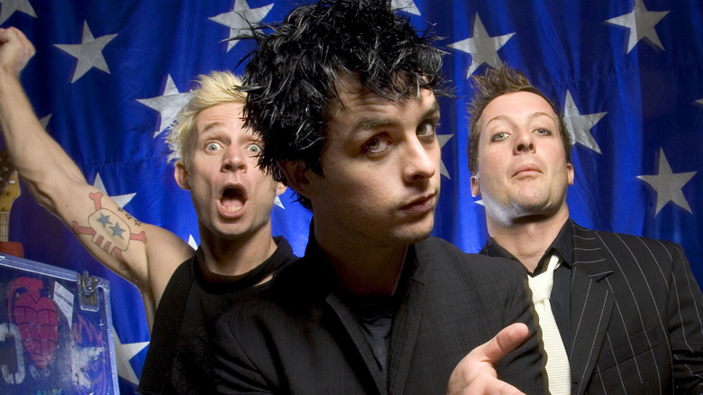 Green Day devant un drapeau américain en 2004