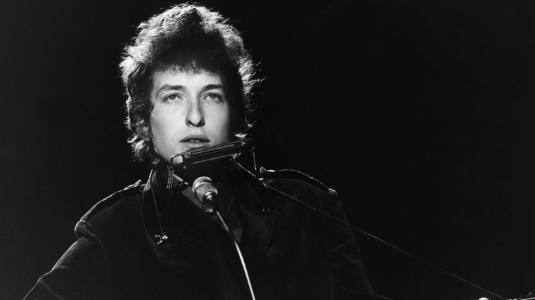 Bob Dylan chantant en regardant au loin