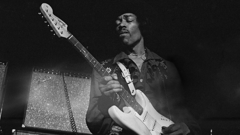 Jimi Hendrix jouant de la guitare