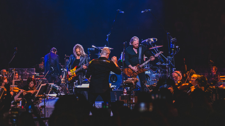 Metallica jouant lors du concert S&M2