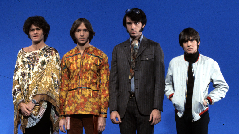 Le groupe The Monkees posant devant un fond bleu
