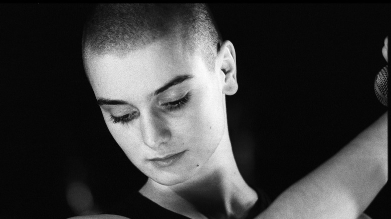 Sinéad O'Connor interprétant une chanson avec émotion