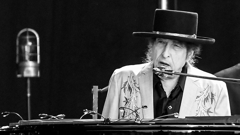 Bob Dylan jouant du piano