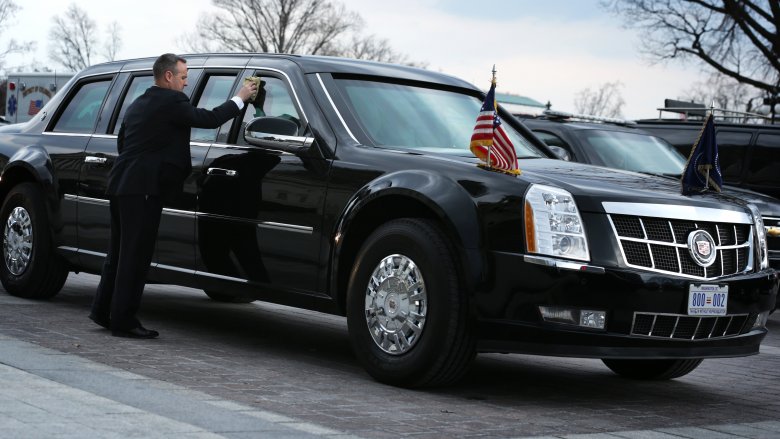 Agent du Secret Service nettoyant des fenêtres