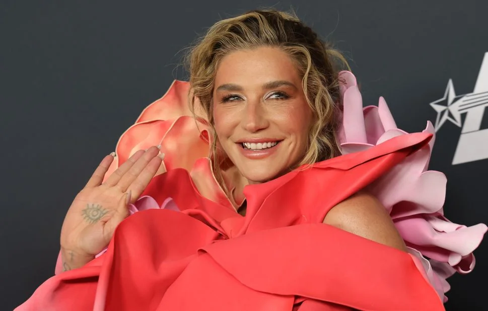 Kesha porte le placenta de sa mère en pendentif : un rituel insolite