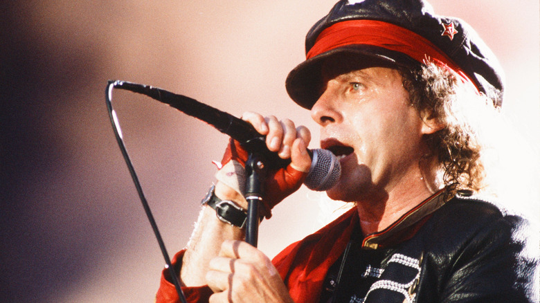 Klaus Meine chantant au micro