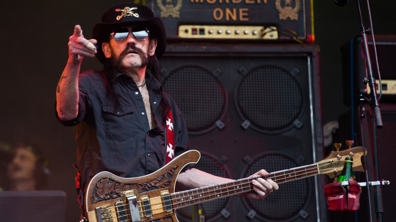 Lemmy Kilmister pointant la foule