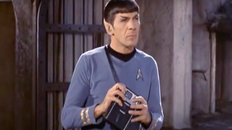 Spock avec un tricorder dans Star Trek