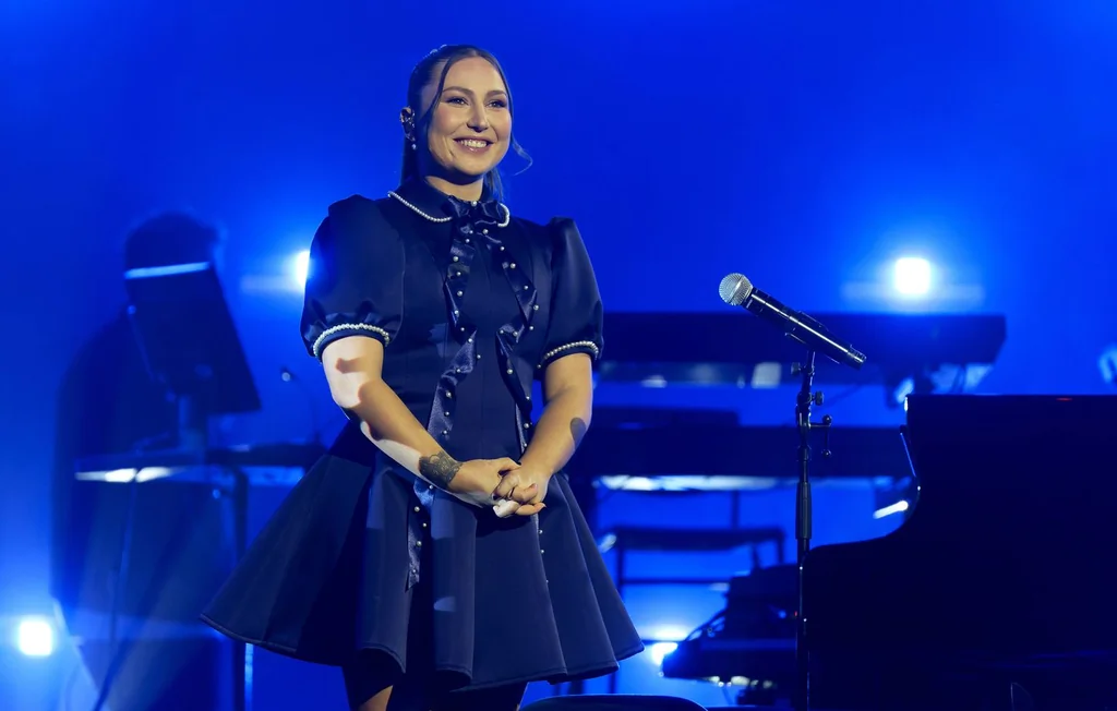 Linh sort du silence après son extinction de voix en plein concert