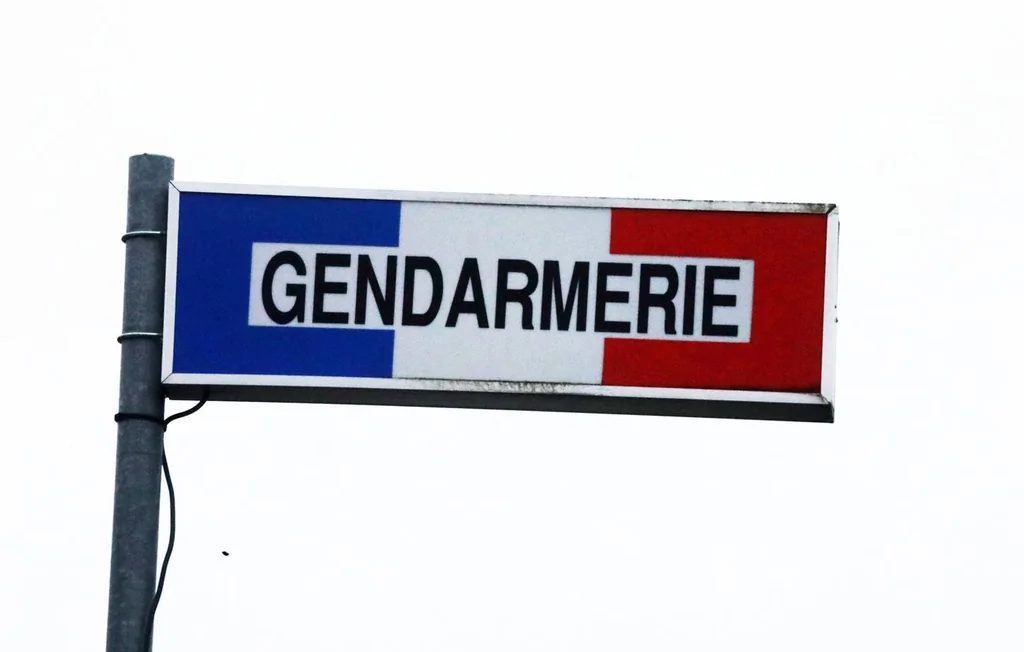 Loire : un sexagénaire ivre menace des adolescents avec une hachette