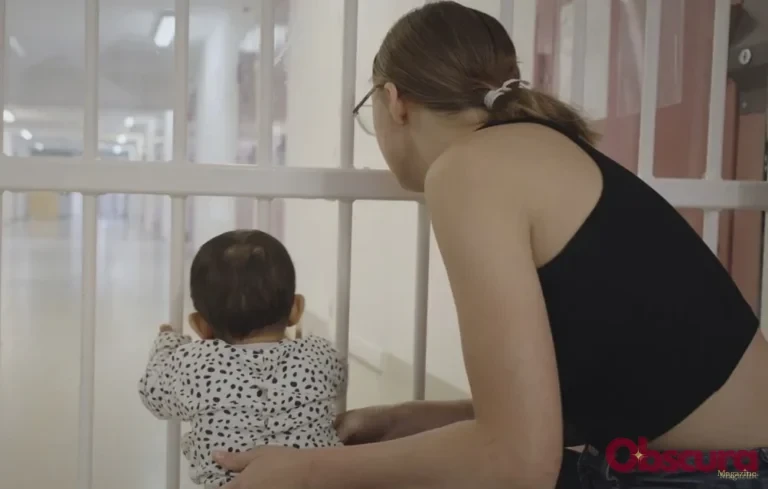 Maternité sous écrou : le quotidien des mères en prison française