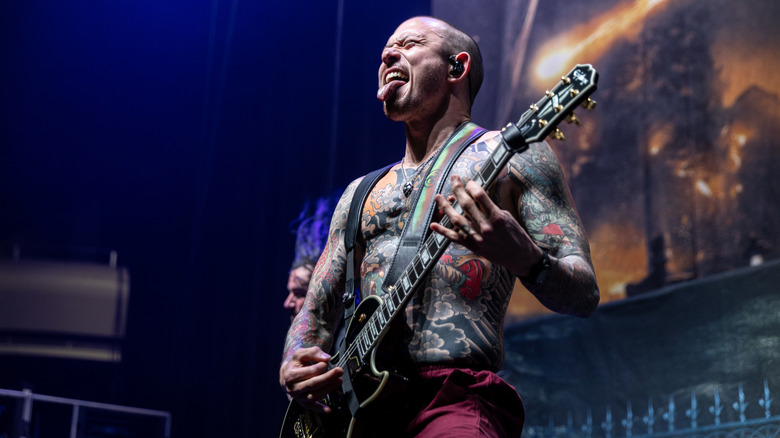 Matt Heafy jouant de la guitare