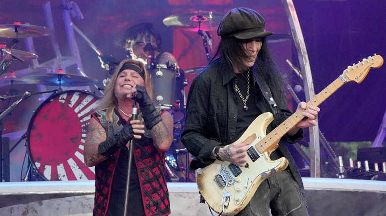 Mick Mars sur scène avec Mötley Crüe