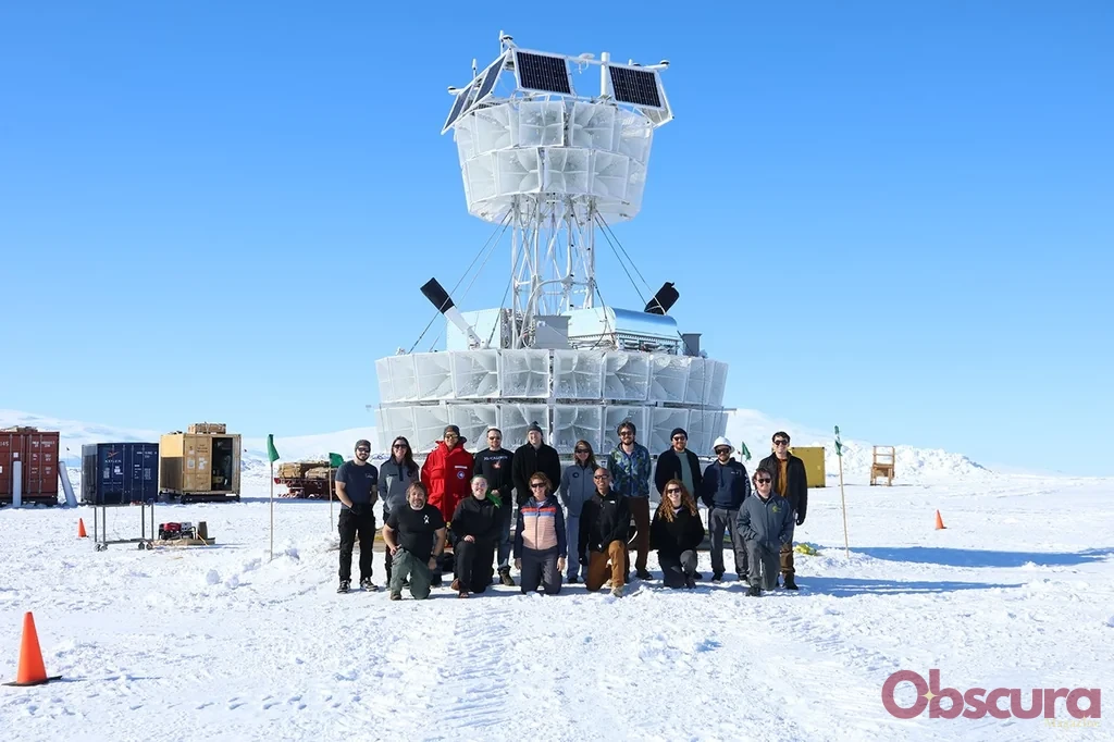 Le dispositif scientifique PUEO suspendu sous un ballon lors de la campagne antarctique de la NASA