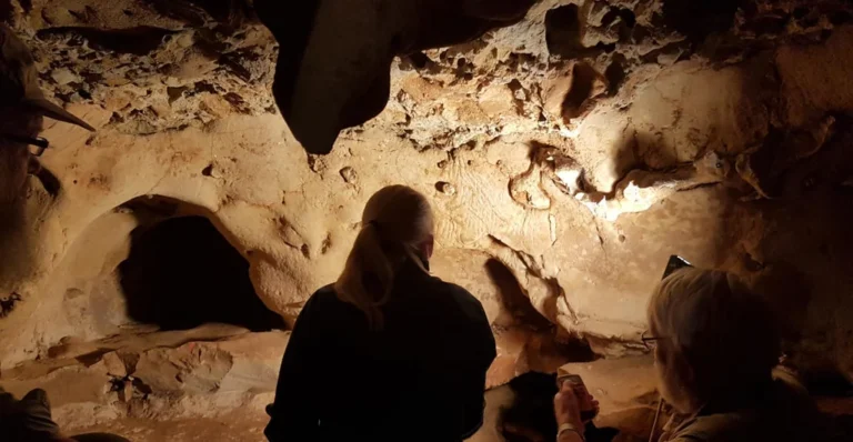 La Roche-Cotard : la grotte française scellée depuis 57 000 ans qui bouleverse l&rsquo;histoire de l&rsquo;art