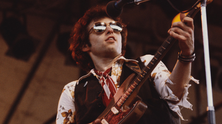 Nils Lofgren jouant de la guitare dans les années 70