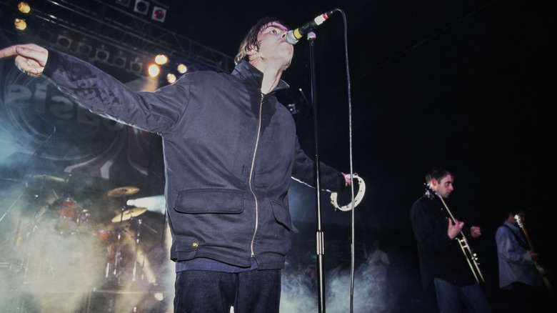Oasis sur scène en 1994