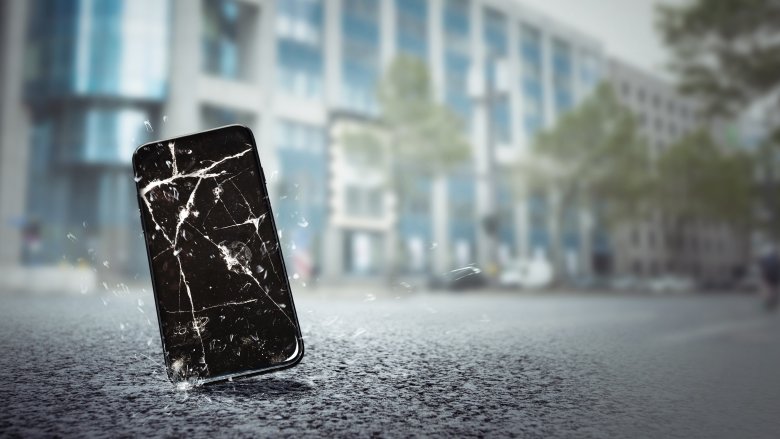Téléphone cassé et fin de contrat autour de l'Hôtel de la Mort