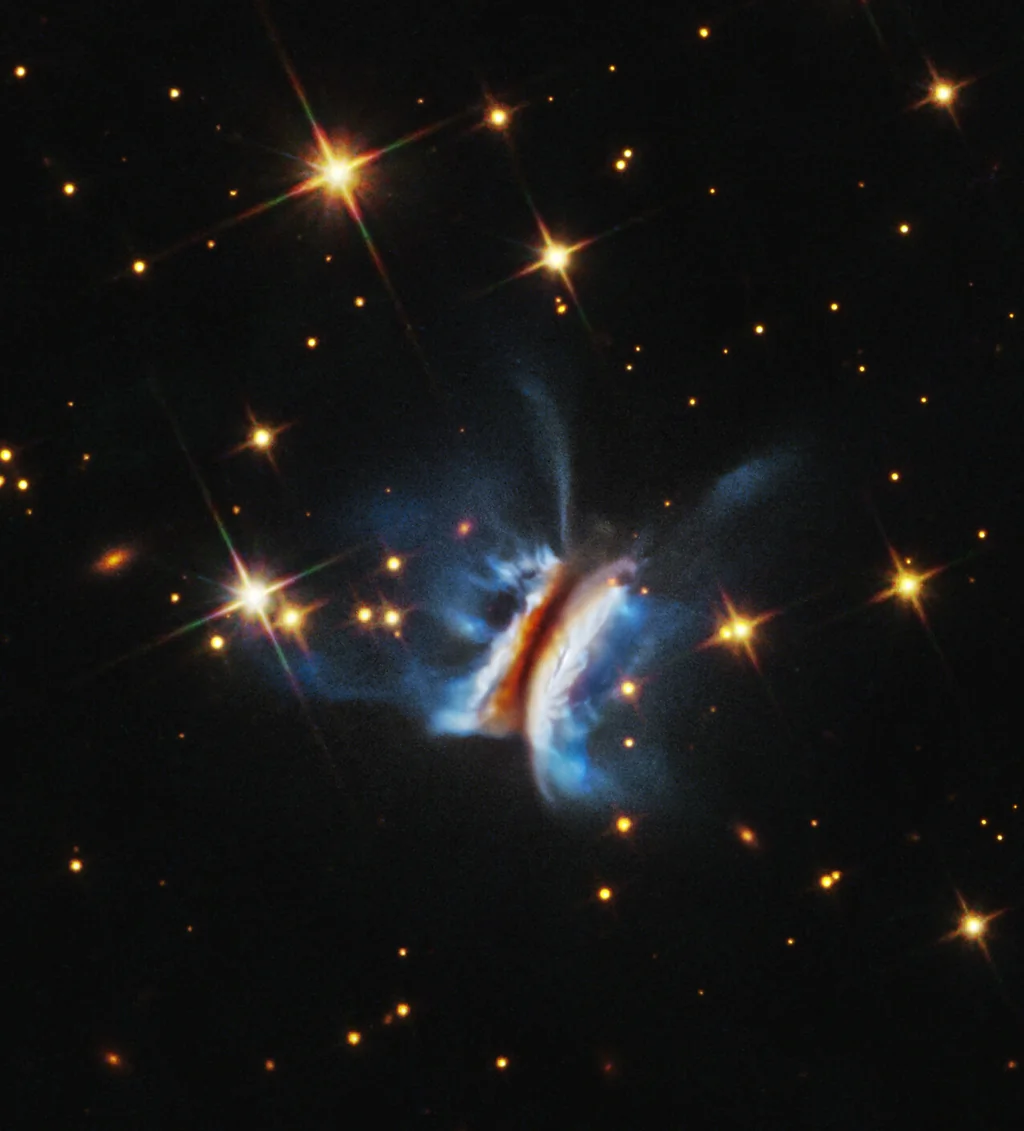 Image Hubble du disque protoplanétaire IRAS 23077+6707 observé presque par la tranche