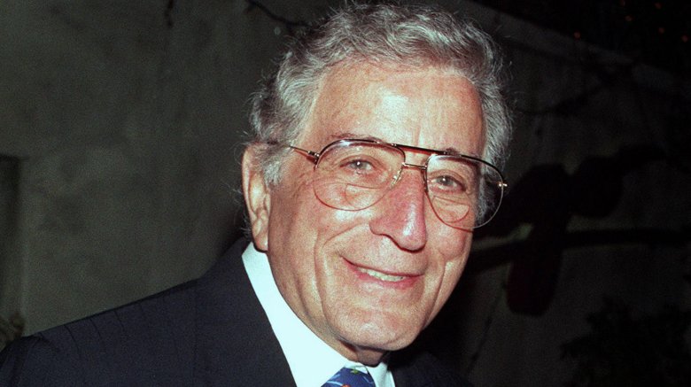 Tony Bennett souriant avec des lunettes