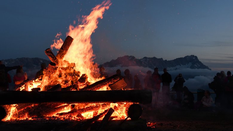 Feu de camp pour éloigner le Wendigo