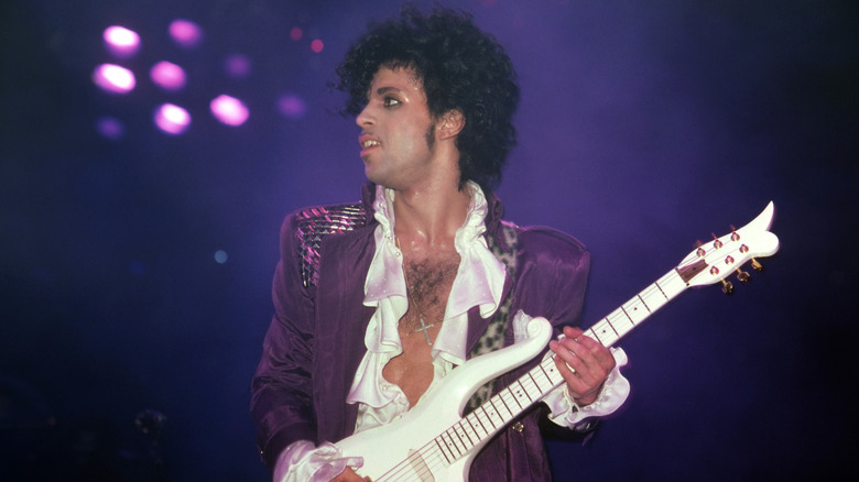 Prince jouant de la guitare lors de la tournée Purple Rain