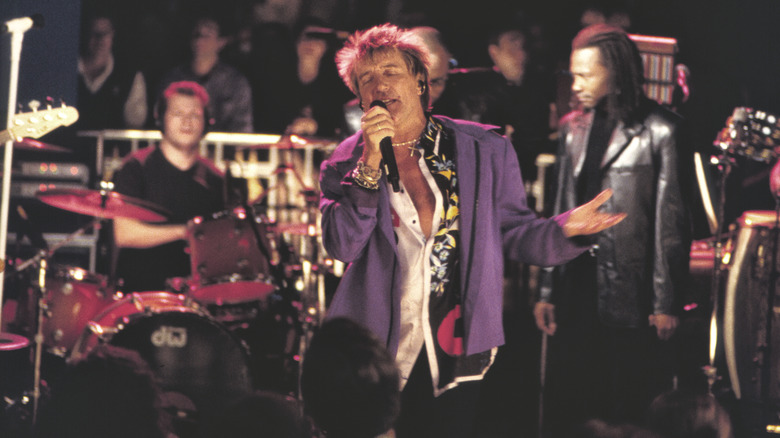 Rod Stewart chantant parmi la foule
