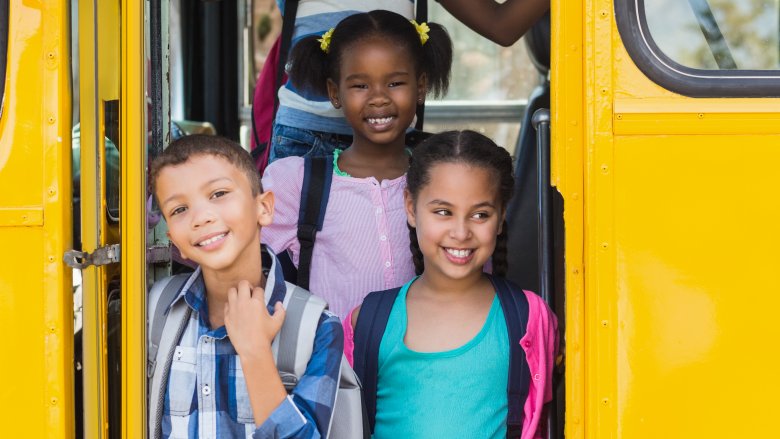 enfants dans un bus scolaire