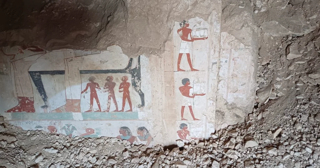 Décors et objets provenant de l’une des tombes du Nouvel Empire découvertes à Dra Abou el-Naga, à Louxor