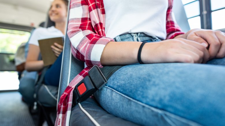 ceinture de sécurité dans un bus scolaire