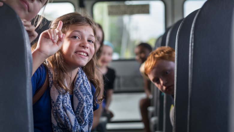 bus scolaire rempli d'enfants