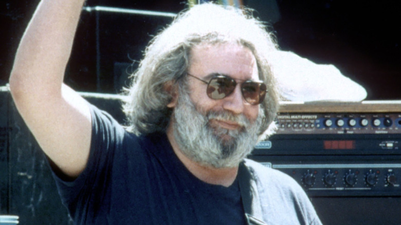 Jerry Garcia saluant depuis la scène