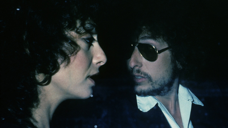 Sara et Bob Dylan ensemble dans une voiture
