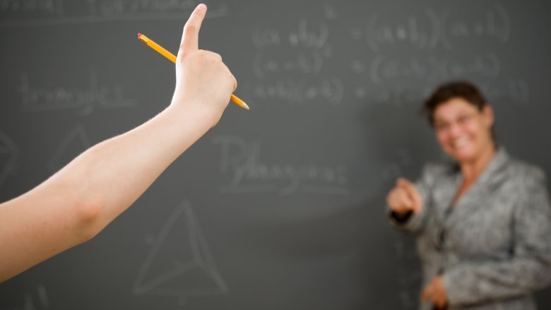 En classe de mathématiques, lever la main pour poser une question