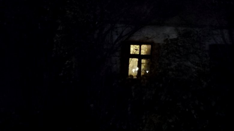 Fenêtre éclairée dans la nuit