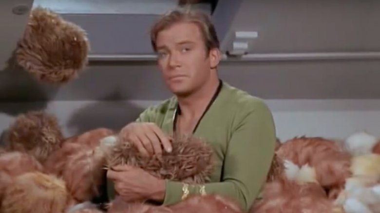 Le capitaine Kirk avec les tribbles dans Star Trek