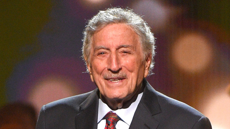 Tony Bennett souriant sur scène