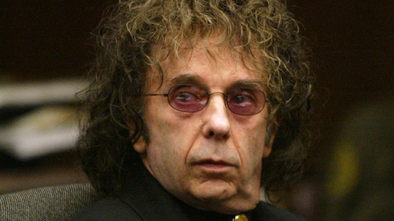 Phil Spector portant des lunettes de soleil au tribunal