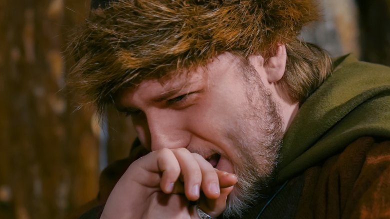 Homme contrarié portant un chapeau russe