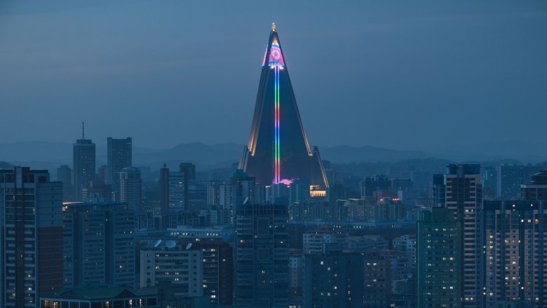 Lumières du Ryugyong Hotel à Pyongyang la nuit