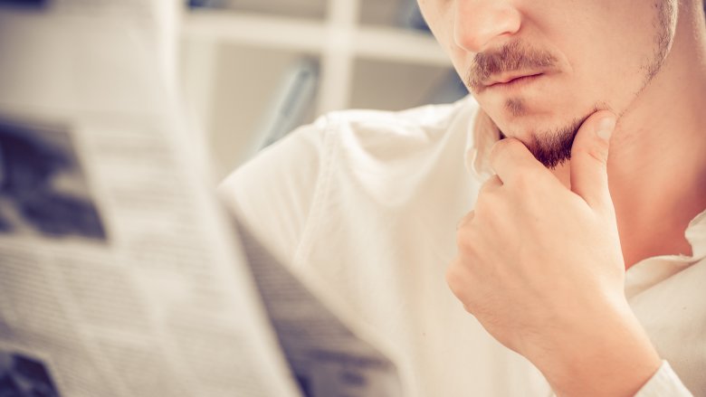 homme lisant un journal