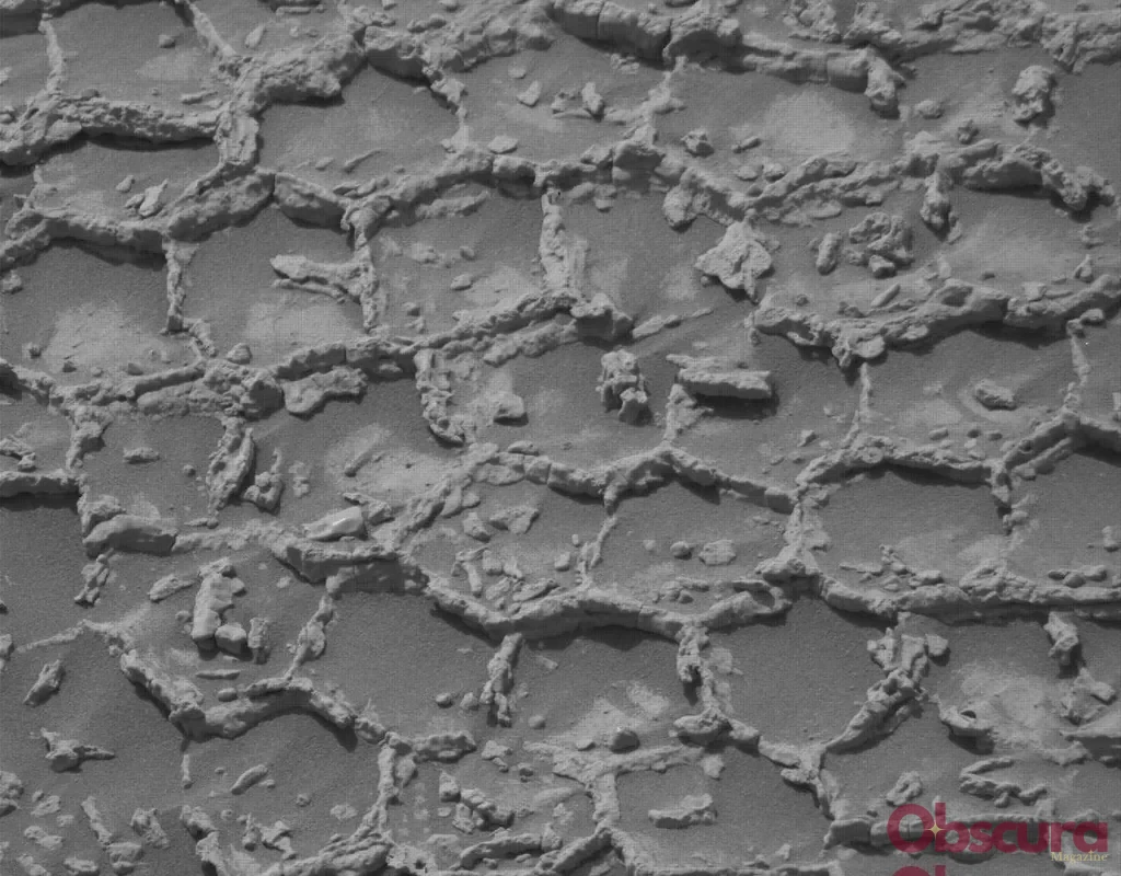Sur Mars, Curiosity examine une surface en « nid d’abeille » sans tirer de conclusion hâtive
