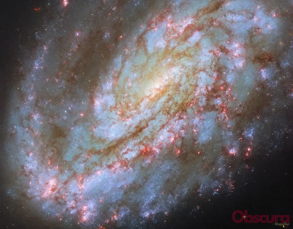 NGC 4654 : pourquoi cette galaxie spirale semble avoir été tirée d’un seul côté